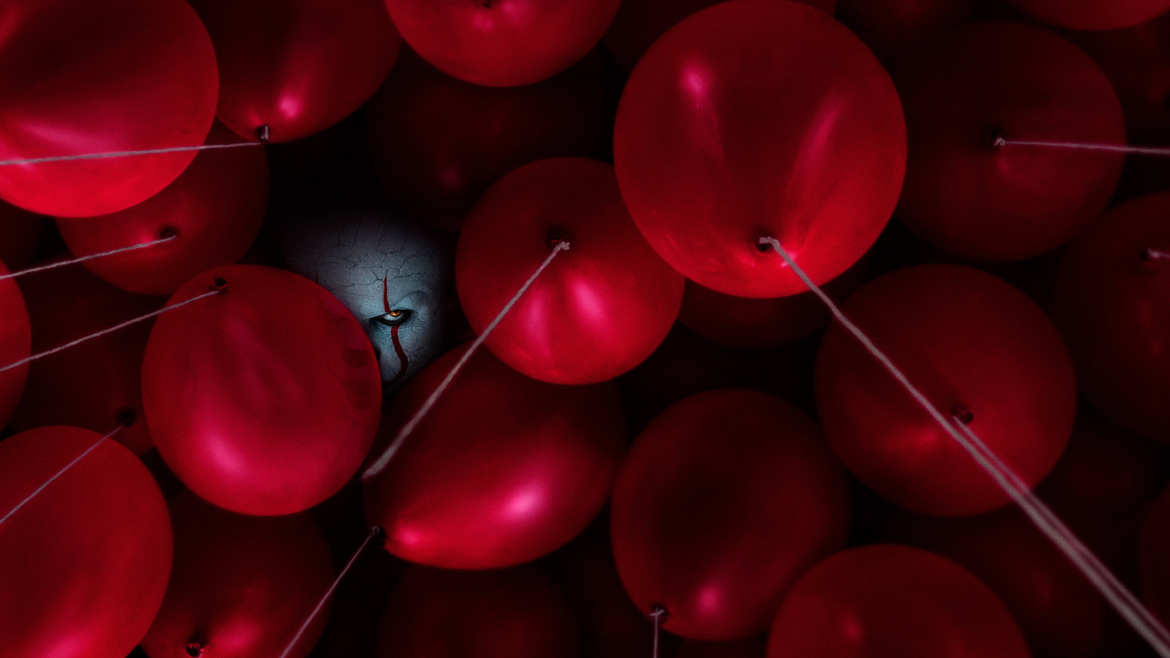 Видео красных шаров. Красные шары. Черно красные шары. Шарики на темном фоне. Красный воздушный шарик.